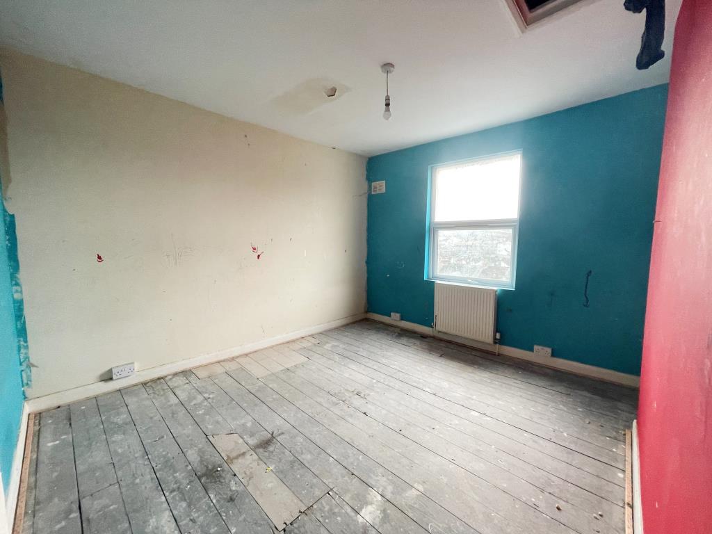Lot: 34 - THREE-BEDROOM HOUSE FOR IMPROVEMENT - Bedroom one